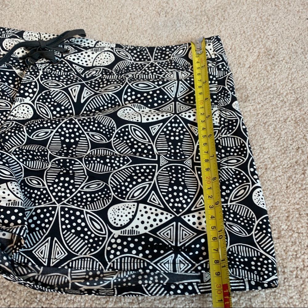 Patagonia Women's Wavefarer Board Shorts in a black white patterned design 8 - Picture 7 of 8